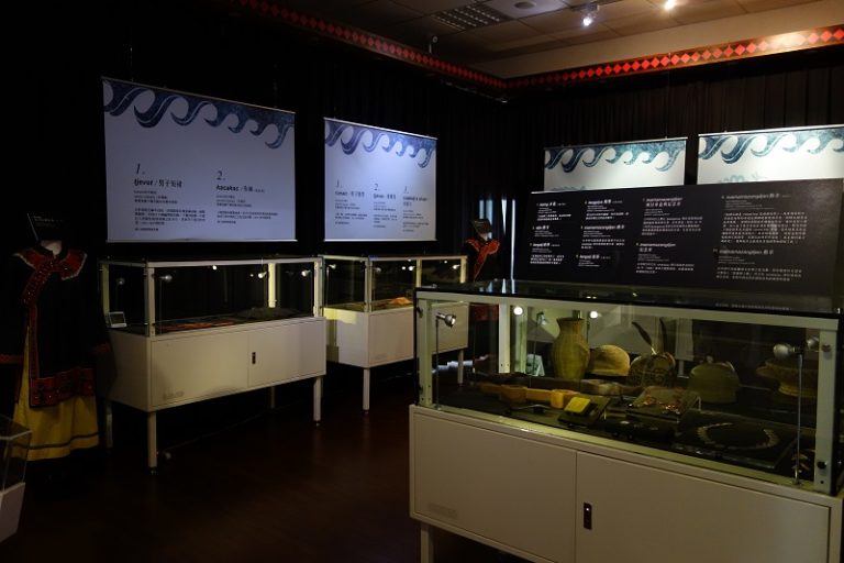 圖2:臺博館「大館帶小館」內建照明與濕度控制設施之小型展櫃與輕量型圖文版,佈展人力需求較低。