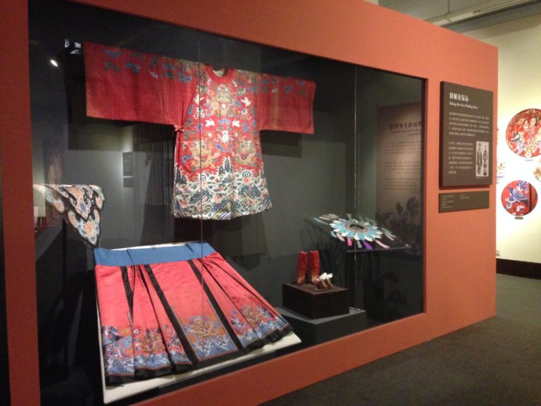 展示背牆上可見直式回風口及風扇，前方展示台均為資源物品。林慧芬攝