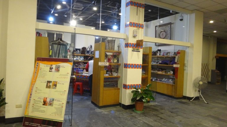 最早建置完善禮品坊的宜蘭縣大同鄉泰雅生活館 (李莎莉攝於2013.11.14)