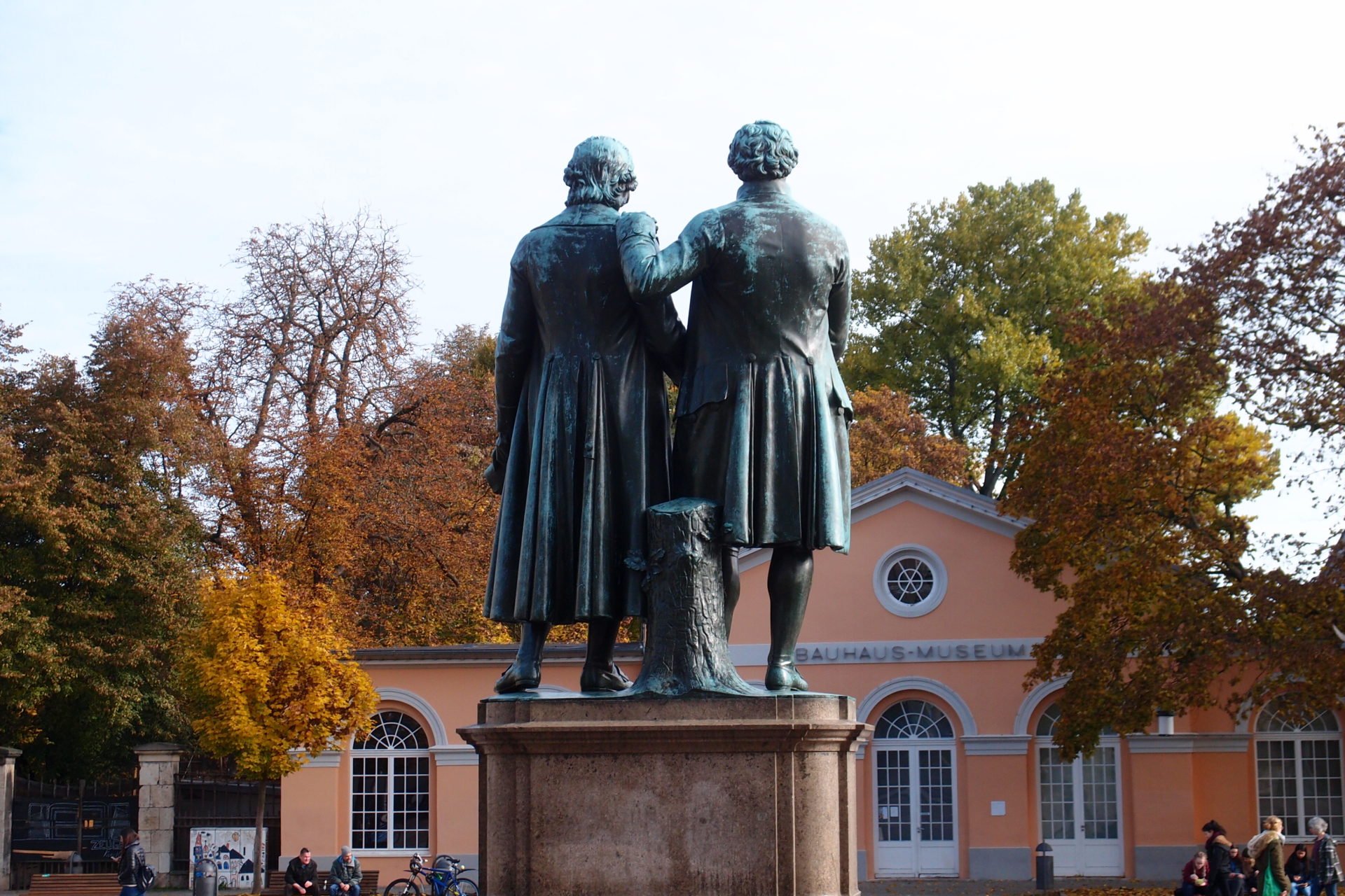 威瑪包浩斯博物館原在Weimar Theaterplatz 劇院廣場內，廣場內佇立著歌德與席勒雕像