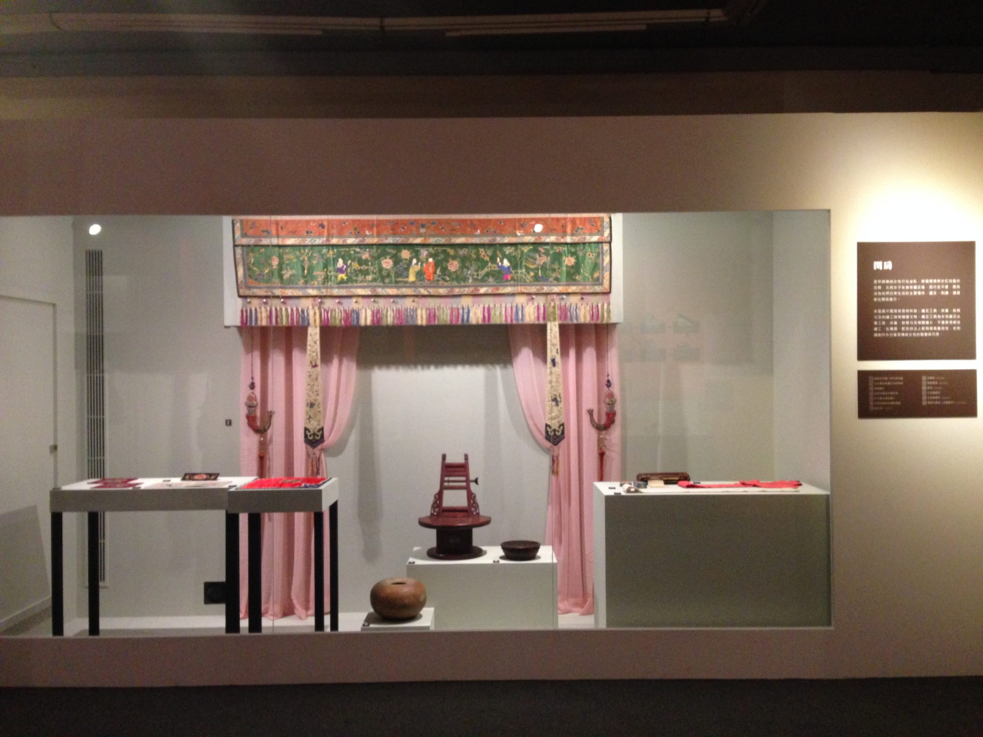 展示背牆上可見直式回風口及風扇，前方展示台均為資源物品。林慧芬攝